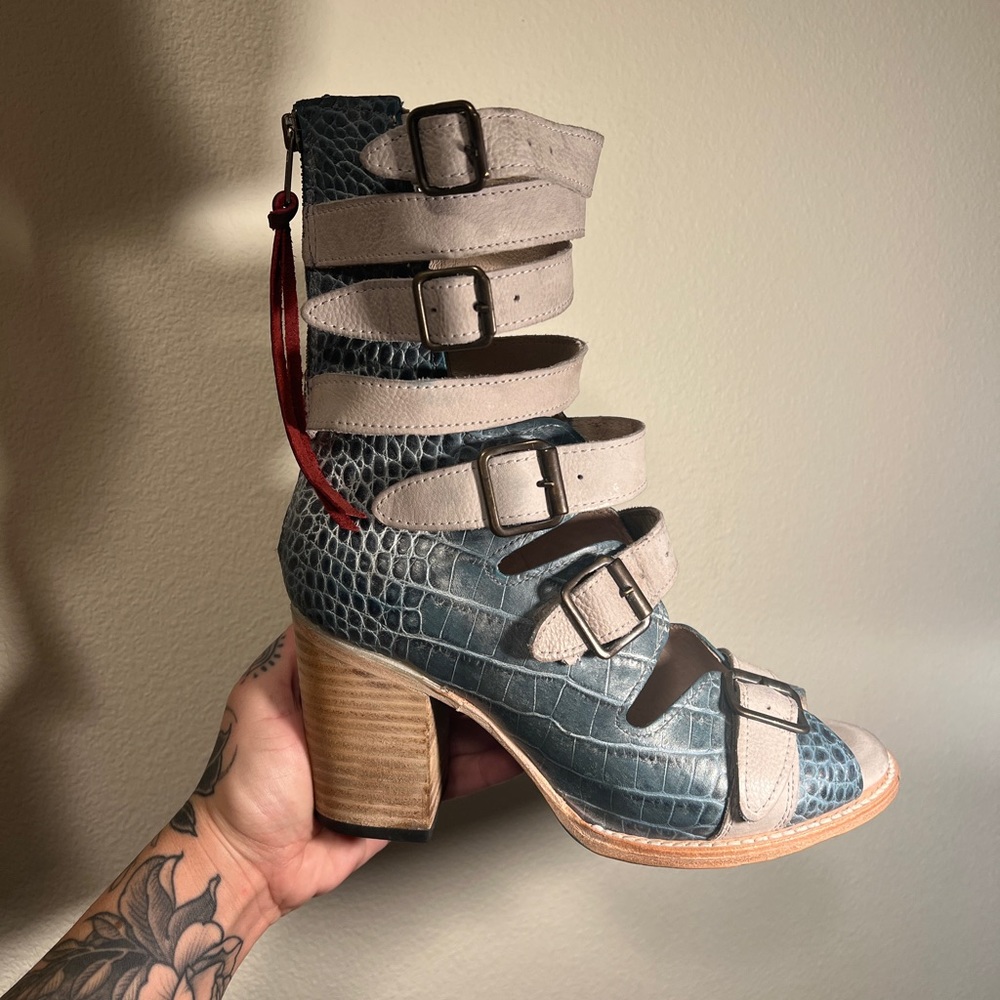 Freebird Bond, blue croc leather